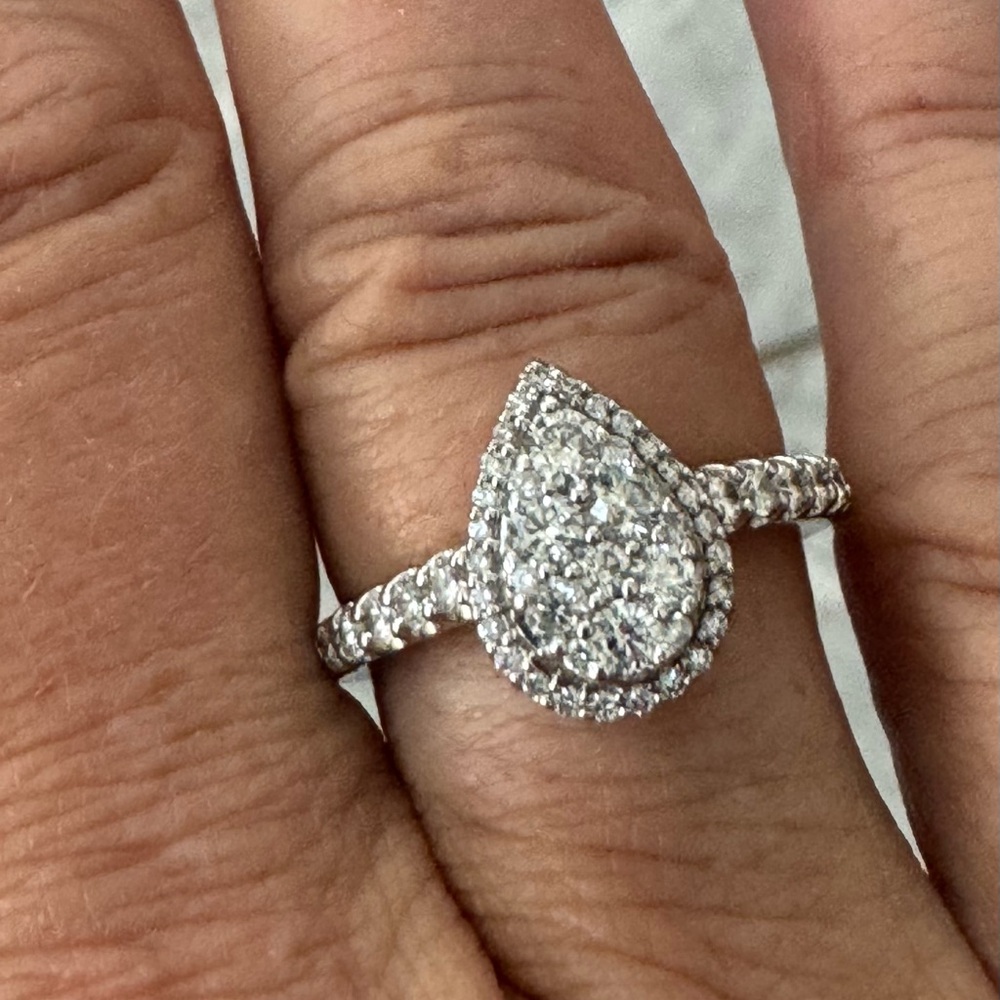 Elegant 14k white gold Teardrop Ring